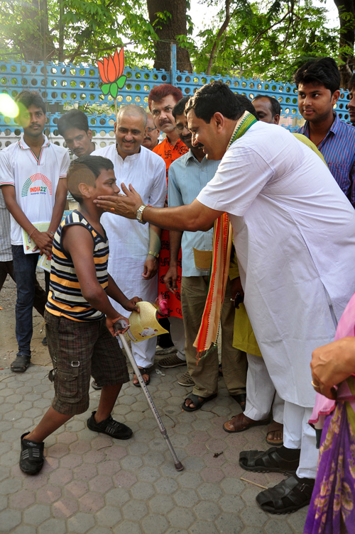 LS: Political leaders campaign in Kolkata