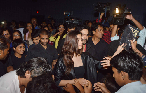 Alia, Varun wow fans at screening