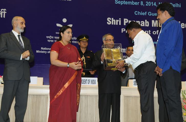 President presents Saakshar Bharat Awards 2014  