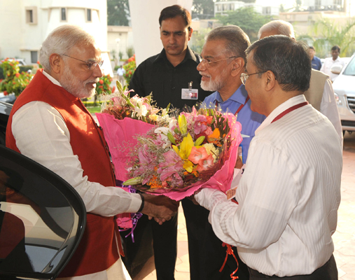 Modi congratulates ISRO scientists on Mars Mission success 