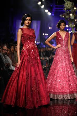 LFW Grand Finale: Kareena, Varun walk ramp for Manish Malhotra