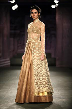 Kangana Ranaut walks for Anju Modi