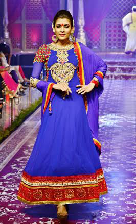 Prachi sizzles on the ramp