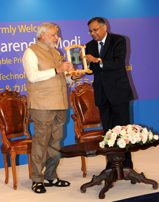 Japan: PM Modi plays drums 