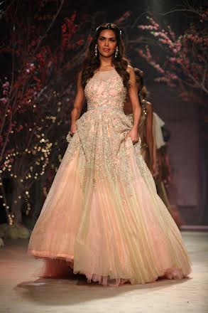 Esha Gupta walks for Jyotsna Tiwari at IBFW
