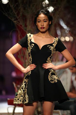 Lisa Haydon walks ramp for Monisha Jaising