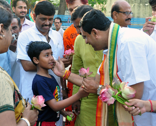 LS: Political leaders campaign in Kolkata