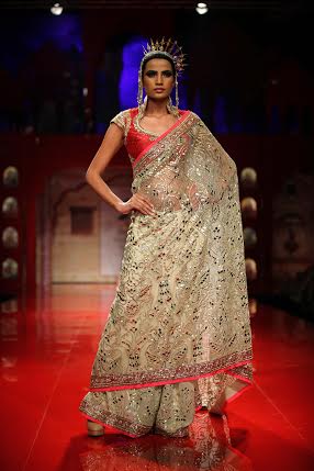 Kangana walks for Suneet Varma at IBFW