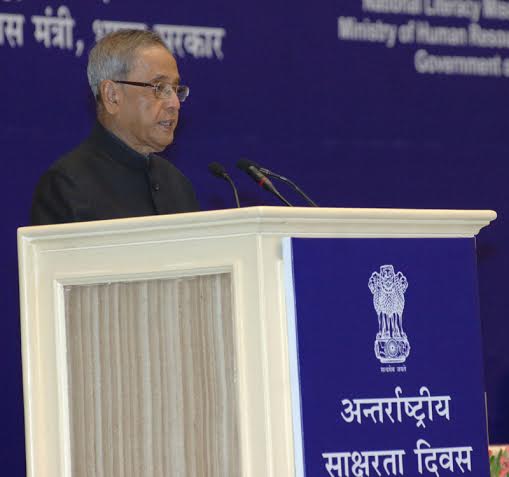 President presents Saakshar Bharat Awards 2014  