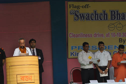 Pranab Mukherjee paying floral tributes to Mahatma Gandhi