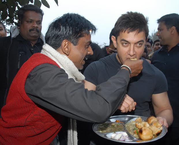 Aamir Khan enjoys Litti Chokha at Patna