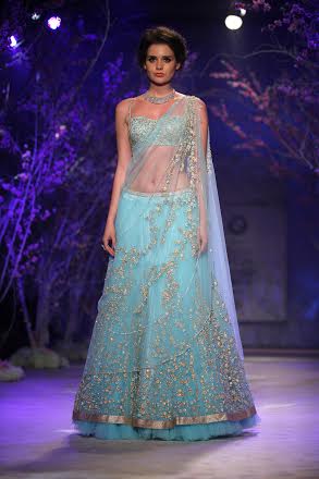 Esha Gupta walks for Jyotsna Tiwari at IBFW