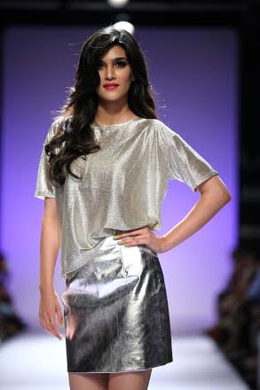 Kriti Sanon walks the ramp at Lakme Fashion Week 