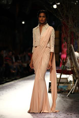 Lisa Haydon walks ramp for Monisha Jaising