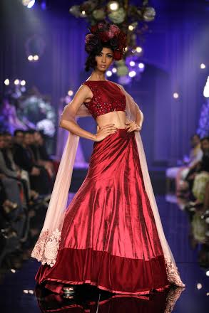 LFW Grand Finale: Kareena, Varun walk ramp for Manish Malhotra