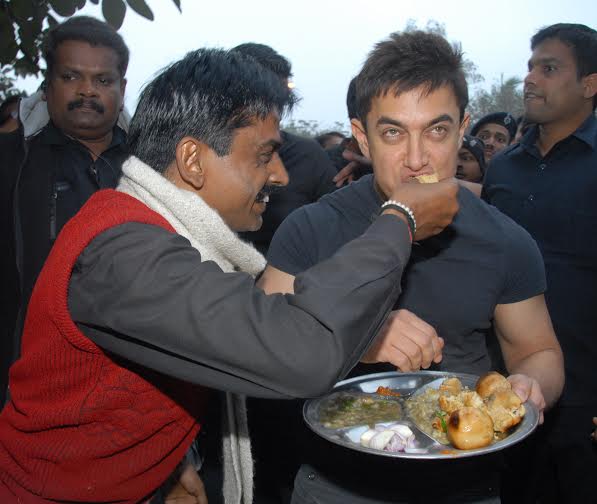 Aamir Khan enjoys Litti Chokha at Patna