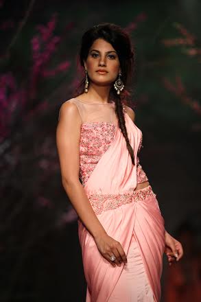 Esha Gupta walks for Jyotsna Tiwari at IBFW