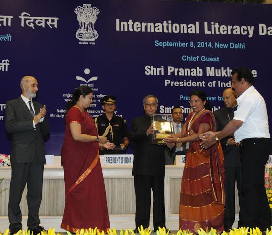 President presents Saakshar Bharat Awards 2014  