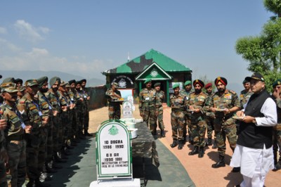 Jaitley visits Uri sector in Kashmir 