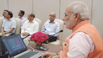 Narendra Modi explaining at the launch of "MyGov portal"