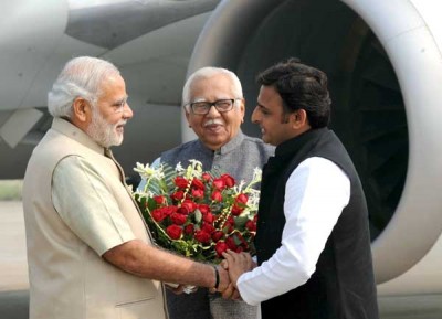 Modi being received by the Governor of Uttar Pradesh