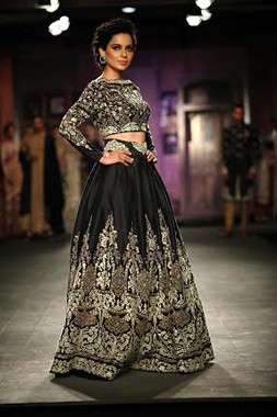 Kangana Ranaut walks for Anju Modi