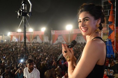  Lauren mobbed by fans at festival venue
