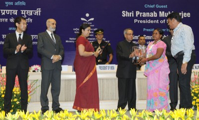 President presents Saakshar Bharat Awards 2014   