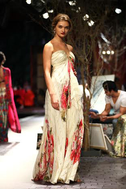 Lisa Haydon walks ramp for Monisha Jaising