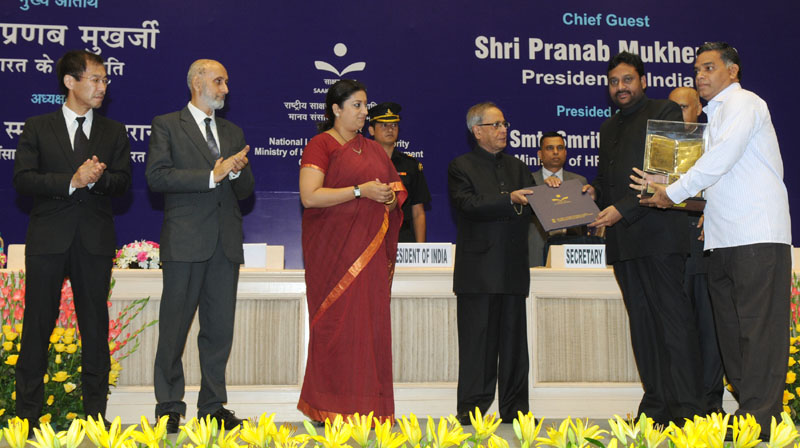 President presents Saakshar Bharat Awards 2014  