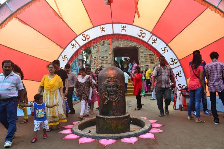 Kolkata soaks in Mahasaptami fervor 