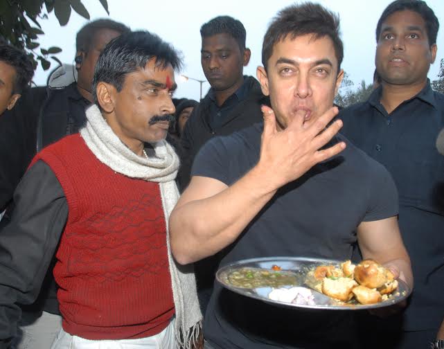 Aamir Khan enjoys Litti Chokha at Patna