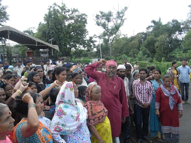 Bhopal Gas victims chain themselves to CM's house demanding compensation