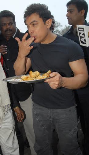 Aamir Khan enjoys Litti Chokha at Patna