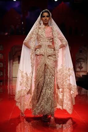 Kangana walks for Suneet Varma at IBFW