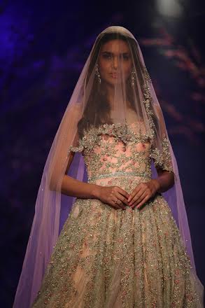 Esha Gupta walks for Jyotsna Tiwari at IBFW