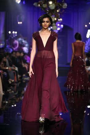 LFW Grand Finale: Kareena, Varun walk ramp for Manish Malhotra