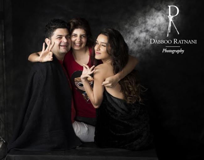 Shraddha poses with Dabboo Ratnani, family