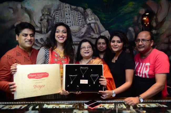 Rituparna glams up Shyam Sundar Co launch 