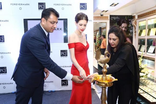 Gorgeous Kalki flaunts diamond jewellery