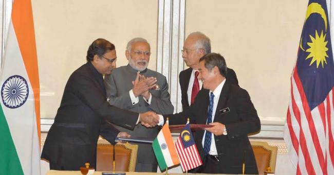 Narendra Modi being received by the Prime Minister of Malaysia, Mr. Najib Razak