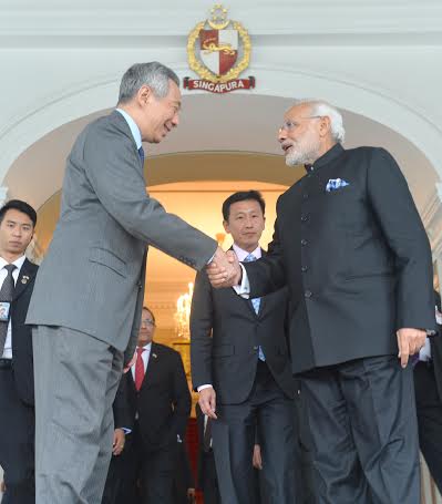 Narendra Modi being received by the Prime Minister of Singapore