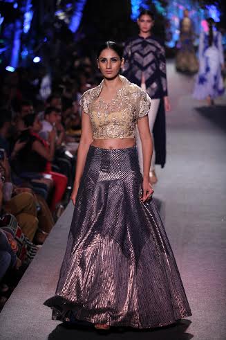 Manish Malhotra's collection sizzles LFW