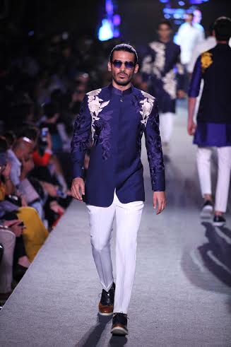 Manish Malhotra's collection sizzles LFW