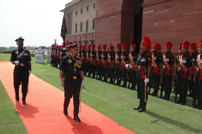 VCOAS pays tribute at Amar Jawan Jyoti