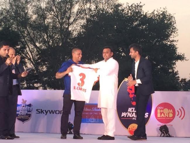 Delhi Dynamos unveils kit in Taj Mahal