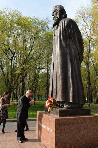 President pays tribute to Tagore in Russia