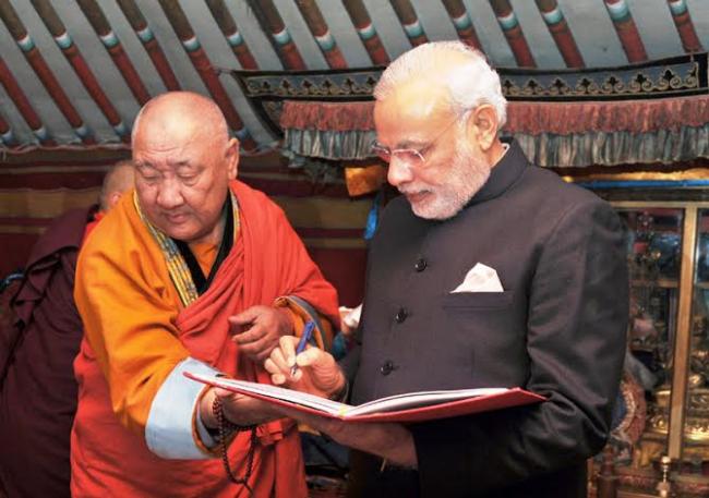 Modi visiting the Gandan Monastery