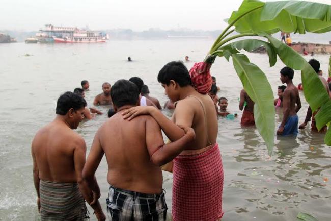 Kolkatans witness 'Kolabou snan' on Mahasaptami