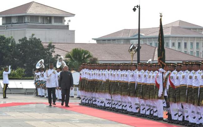 Narendra Modi being received by the Prime Minister of Malaysia, Mr. Najib Razak